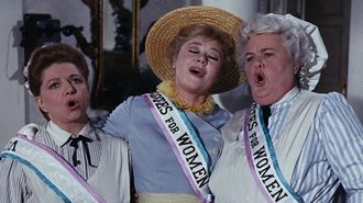 Fotograma de �Mary Poppins� con Winifred Banks (centro) cantando �Sister Suffragette�.