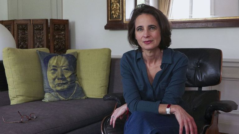 La coautora de las memorias de Juan Carlos I, sobre el reconocimiento en la Asamblea francesa: «Va a ser muy emocionante después de tantos años en el exilio»