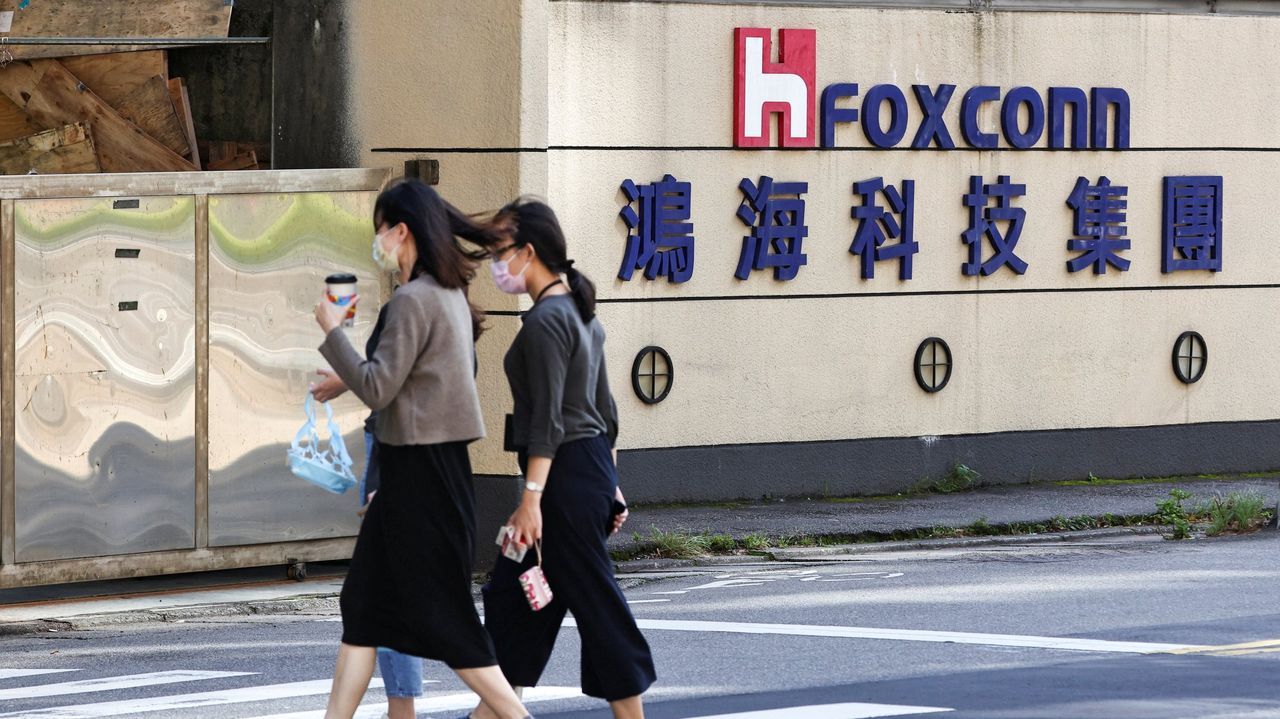 Imagen de archivo del logo de Foxconn, empresa taiwanesa proveedora de la estadounidense Apple y una de las principales ensambladoras del iPhone.