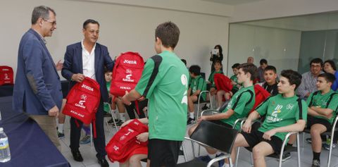 Los jugadores recibieron una mochila de manos de Pablo Echegaray, gerente de Garaysa. 