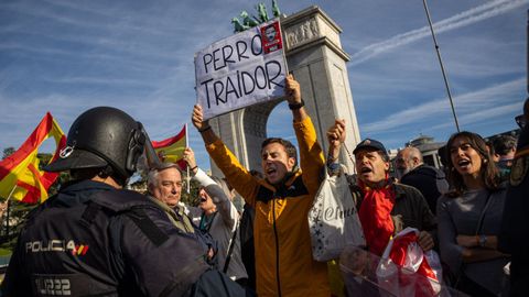Manifestantes en contra de la amnistía durante una protesta en Madrid.