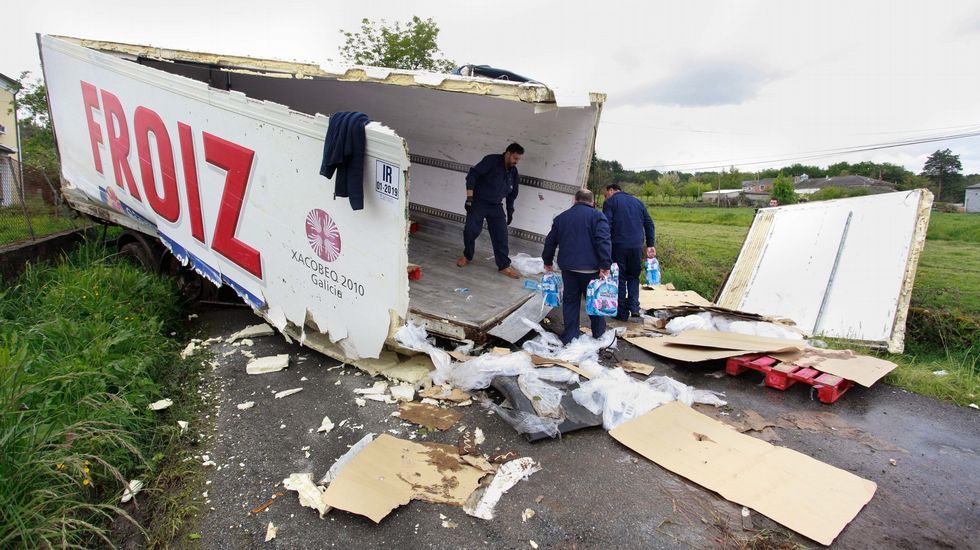 Antonio Gonz�lez t�cnico de la empresa p�blica Seaga // sult�n de torynmus.Un grupo de escolares de Madrid, a su paso por el Camino en Vilamaior, el pasado jueves. 