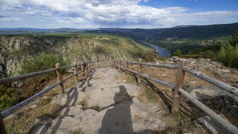 Una escalinata de piedra da acceso al mirador de Curral de Penso