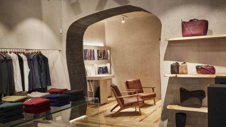 Adolfo Domínguez está reposicionando sus tiendas y apostando una arquitectura diferente