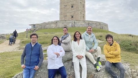 La alcaldesa de A Coruña, Inés Rey, posa con el cocinero Luis Veira y los presentadores de Masterchef ante la torre de Hércules