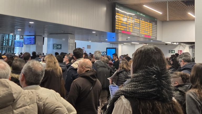 El viento obliga a reducir la velocidad y causa retrasos de hasta una hora en los trenes entre Galicia y Madrid