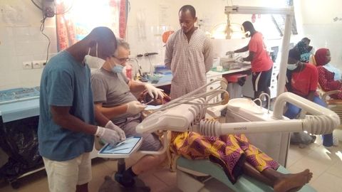 Xulio Pouso dej por unos das su consulta en Cambados para atender a pacientes en Senegal