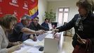 Una votación en la sede de Izquierda Unida de Oviedo