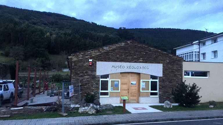 El museo geológico quirogués ya fue ampliado con una nueva construcción adosada al cuerpo central del edificio a la derecha en la imagen y ahora se trabaja en otra sección, a la izquierda
