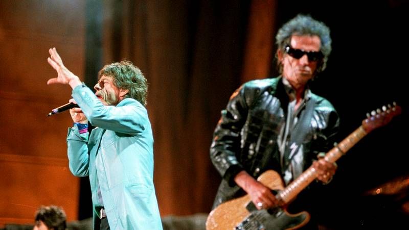 Marz�n conduce el bal�n en un partido de liga en el campo municipal de O Savi�ao.