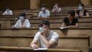 Alumnos de selectividad en la Facultade de Química de Santiago el último día de la prueba ordinaria