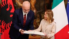 El primer ministro de Albania, Edi Rama, sella un acuerdo para crear dos centros de acogida de inmigrantes en el país balcánico junto a su homóloga en Italia, Giorgia Meloni.