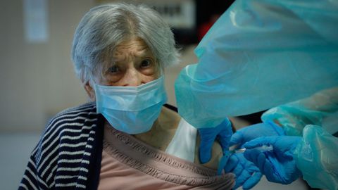 Marité, de 100 años, recibe la segunda dosis