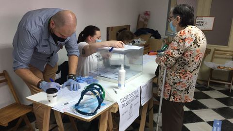 En la mesa electoral de la Avenida de Galicia, en Monforte, la maana electoral transcurri con normalidad