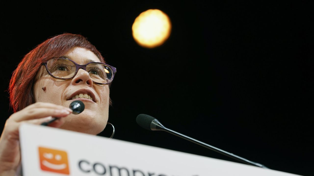 Carles Puigdemont dando un discurso.gueda Mic durante la campaa de Comproms en el marco de los comicios del 23J.