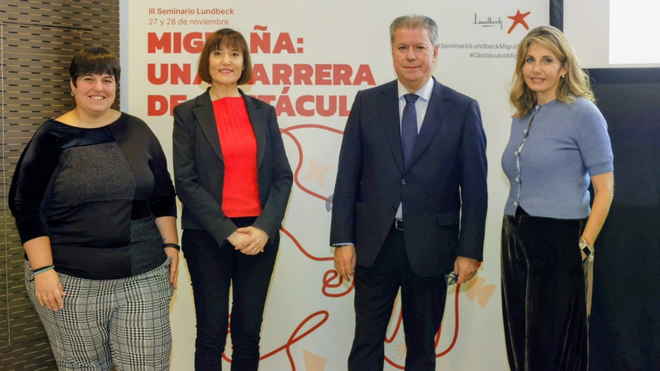 De izquierda a derecha: Tania Herrera, enfermera especializada en migra&ntilde;a; Almudena Mateos, psic&oacute;loga experta en dolor; Roberto Belv&iacute;s, neur&oacute;logo; Eva Ortega, representante de AEMICE.