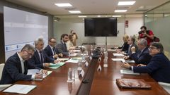 Reunión de la Comisión Mixta de Xustiza, presidida por el vicepresidente de la Xunta Diego Calvo y por el presidente del TSXG, José María Gómez y Díaz-Castroverde.