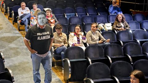 Un ambulante asistió al pleno de Pontevedra portando una careta del alcalde, Miguel Anxo Fernández Lores, en reivindicación de que se traslade la feria a la Alameda