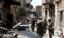 Soldados sirios patrullan el barrio de Damasco Al Midan, tras expulsar a los rebeldes.
