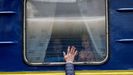 Unos niños se despiden de su padre en la estación de tren de Kiev
