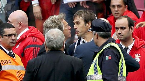 Enfado con el entrenador del Benfica, gran rival del Oporto en la Liga portuguesa.