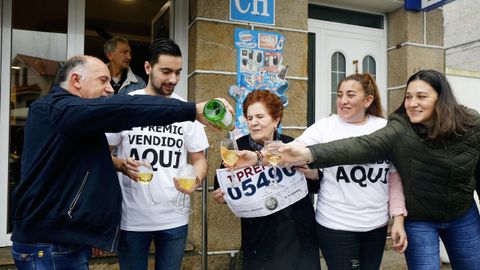 Celebracin por el premio gordo en el hogar del Puerto de Poio