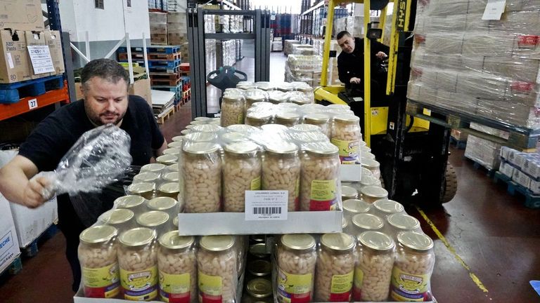Almacenaje de productos obtenidos durante la Gran Recogida en el Banco de Alimentos de Vigo
