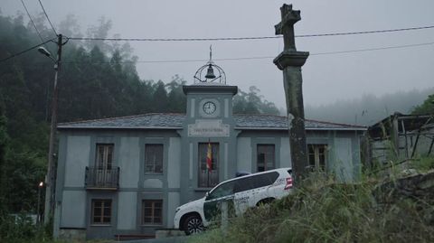 En la ficción, el cuartel de la Guardia Civil. En realidad, el local social de una parroquia de Ortigueira, un edificio indiano  
