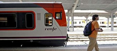 El tren de la lnea Ourense-Puebla de Sanabria, ayer en la estacin.