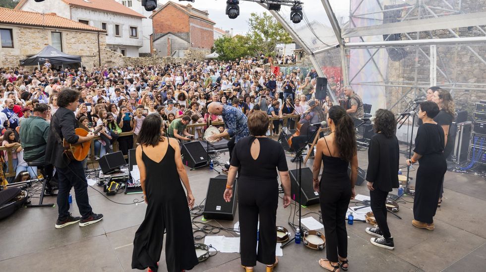 Mira las fotos del arranque de las fiestas de San Mauro en Lam�n.Concerto de Xabier D�az e Adufeiras nunha edici�n das Festiletras