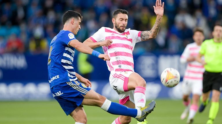 Bastón y Pascanu pugnan por un balón durante el Ponferradina-Oviedo