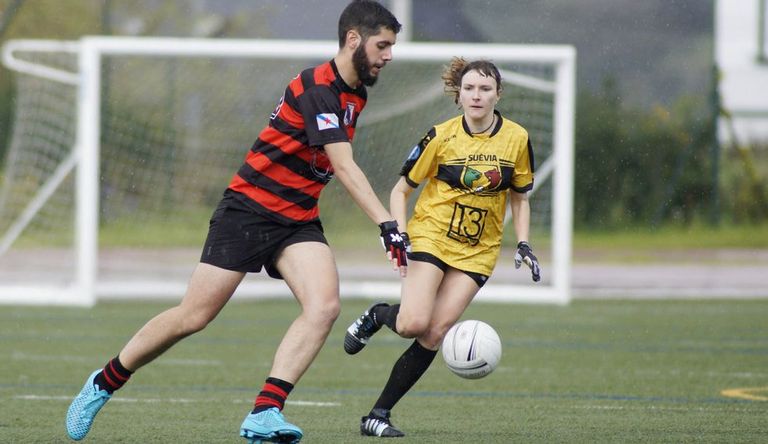 Fútbol gaélico para todos. Terminó la semana de puertas abiertas para promocionar un deporte que cada vez está ganando más adeptos en Ourense. Tras el éxito de convocatoria de las distintas actividades, se disputaron durante el fin de semana dos partidos. El Auriense FG se mostró muy sólido para doblegar al Estrela Vermella con su equipo femenino (57-21). Ayer fue el mixto de Afiadoras el que superó al Suevia (27-19), en la Liga Gallaecia.