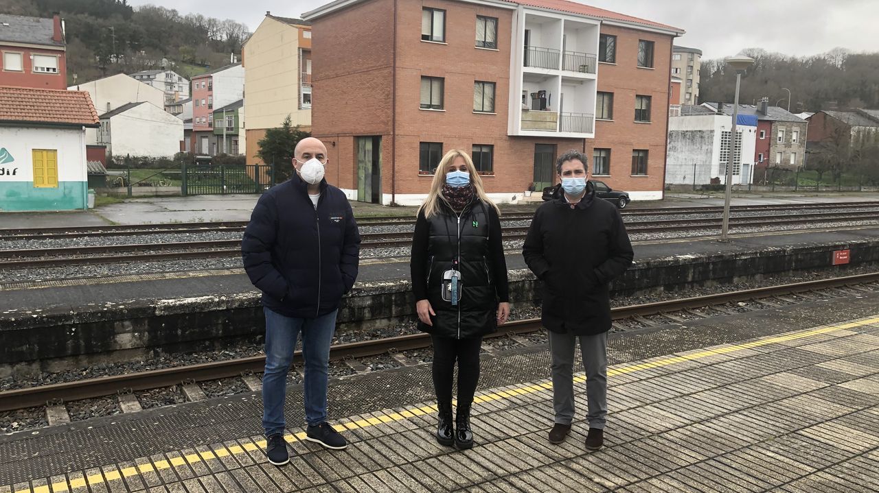 Fiesta ilegal en Lncara.Ana Prieto y Javier Cerqueiro, a la derecha, en las vas del tren en Sarria