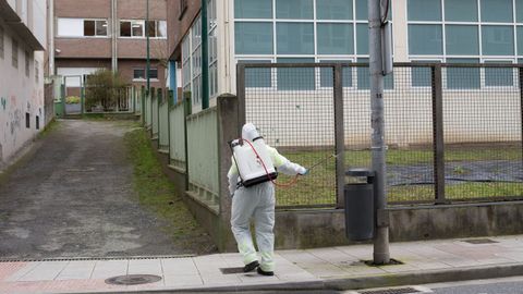 Un operario desinfectando el colegio lucense de Paradai, el que ms casos suma actualmente en Galicia
