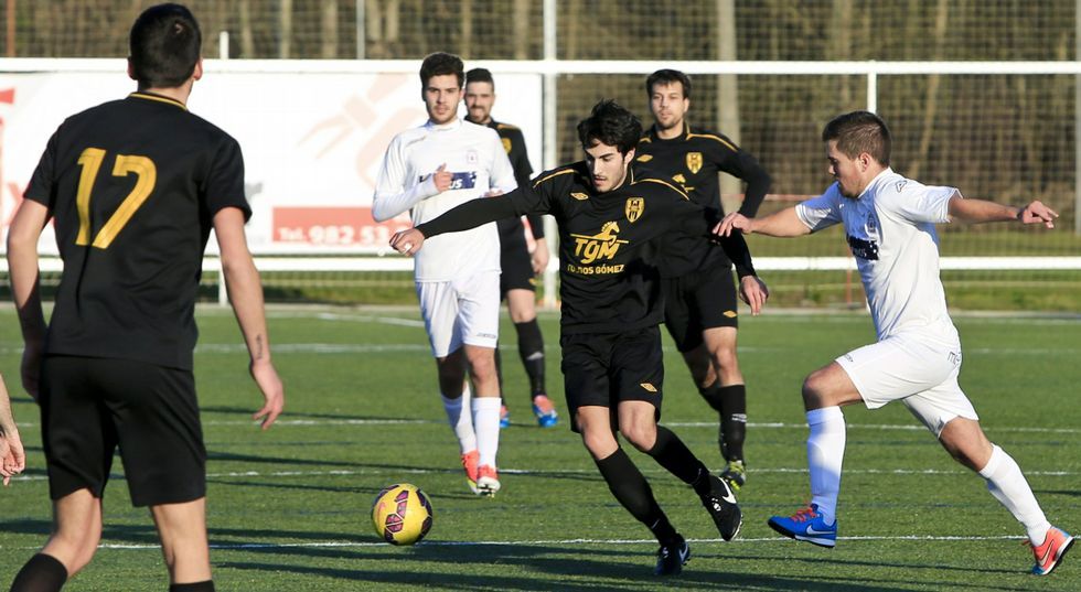 Un coche peque�o pasa a duras penas por la curva que est� entre una casa y la iglesia. 