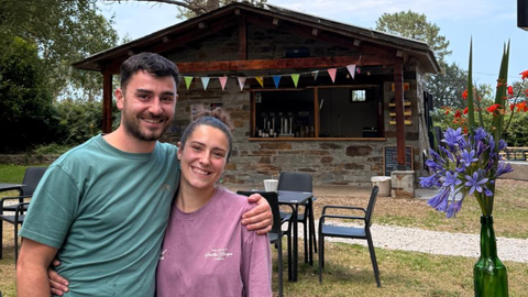 La joven pareja, formada por Laura Fern�ndez y Juan Arenales, regenta el chiringuito del �rea recreativa de As Pedreiras