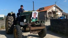 En Santa Comba el voto se pide en tractor