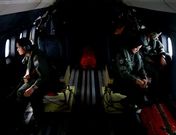 Miembros de las Fuerzas Areas malasias rastrean el mar desde una aeronave.
