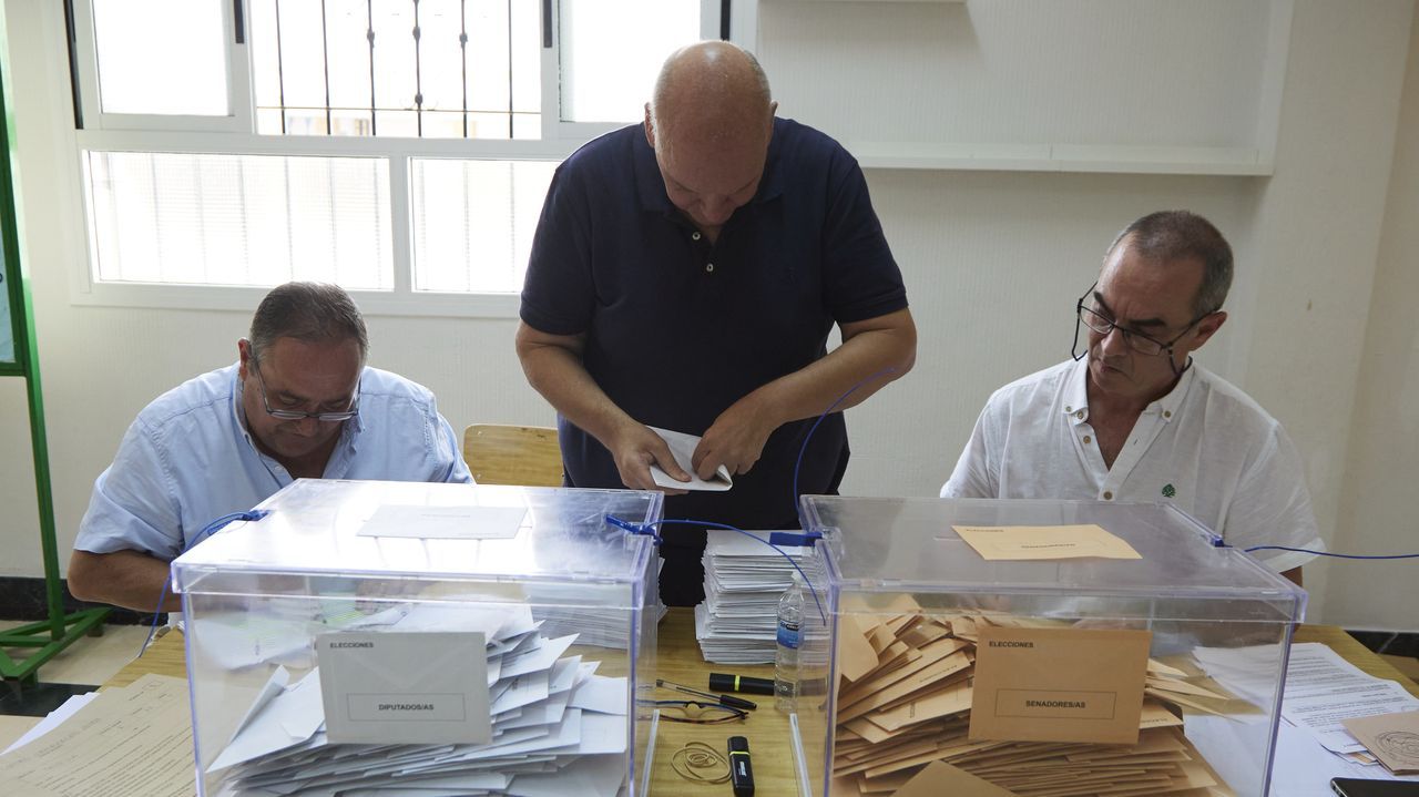 Estos son los diputados y senadores elegidos en Galicia.Recuento de votos en una mesa electoral en Sevilla