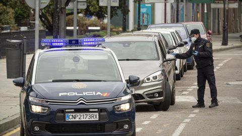 Un control de la Polica Nacional en el centro de Monforte el pasado mes de abril
