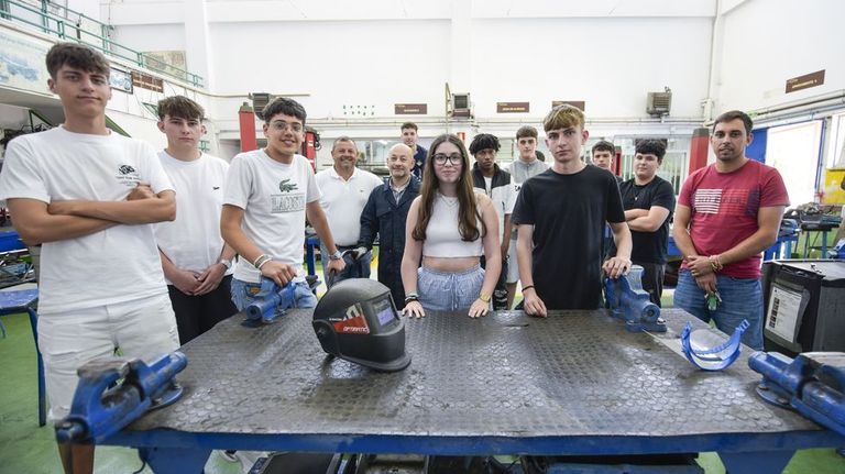 El IES Vilalonga forma al futuro de la mecánica: «Traballo teñen todos»