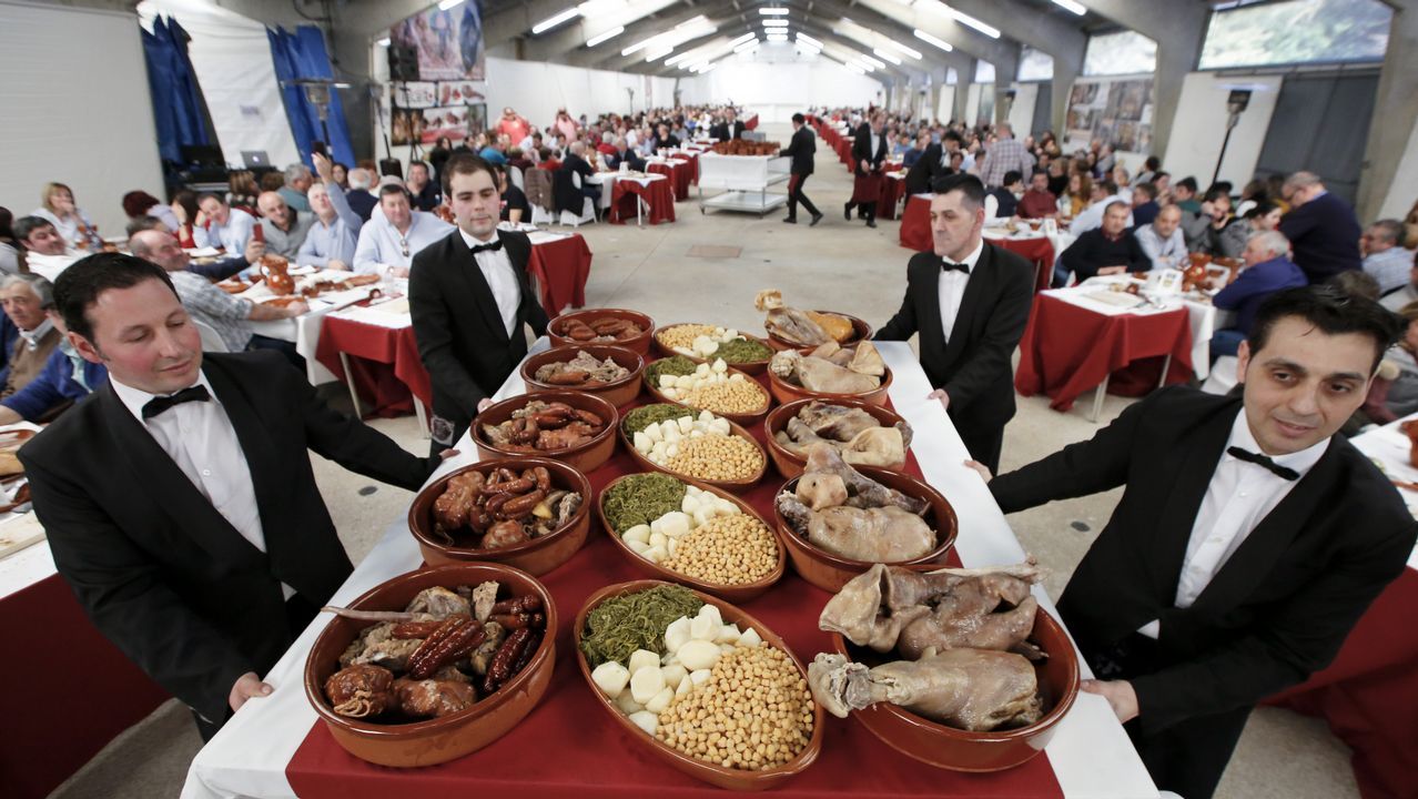 B�scate entre los asistentes al Cocido do Porco Celta.Ruedas de un tractor, en una imagen de archivo
