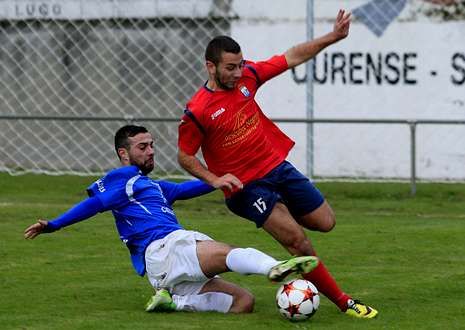 Diego Arias, a la izquierda, trata de onterceptar el bal�n que conduce un visitante. 