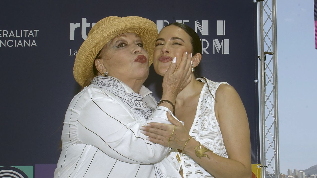 Massiel con Blanca Paloma en la presentacin del Benidorm Fest