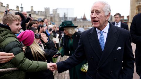 Carlos III saludando a las personas all congregadas