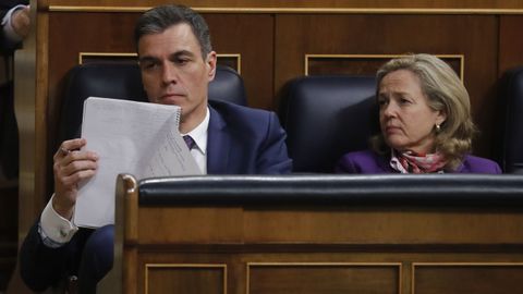 Pedro Sánchez y Nadia Calviño, este martes, en sus escaños del Congreso