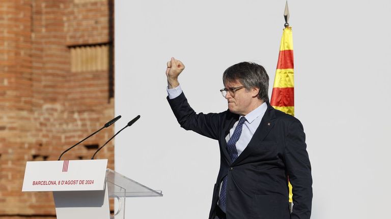 El expresidente catalán Carles Puigdemont, interviene en el acto de bienvenida, poco antes de darse a la fuga.
