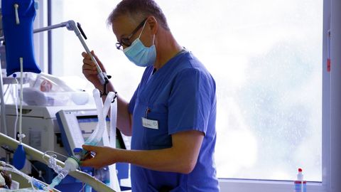 Un sanitario atiende a un paciente en un hospital de Eschweiler, Alemania