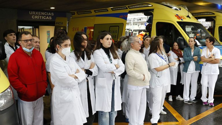 El personal de urgencias del Cunqueiro suspende las protestas diarias