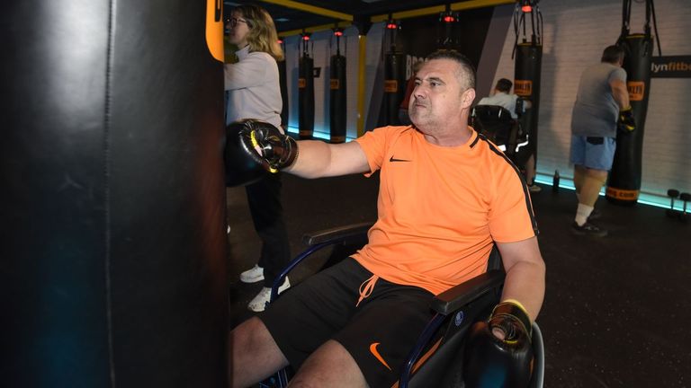 Golpes que suman: los martes de boxeo del grupo de usuarios de Amizade